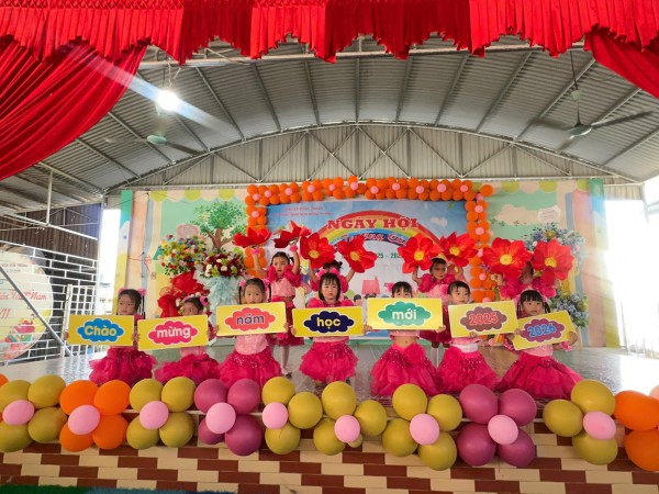 Các bé tham gia hoạt động "Ngày hội đến trường của bé" năm học 2025 - 2026